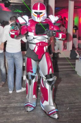 Robotul fan Lady Gaga, spectacol în Crema Summer Club din Mamaia